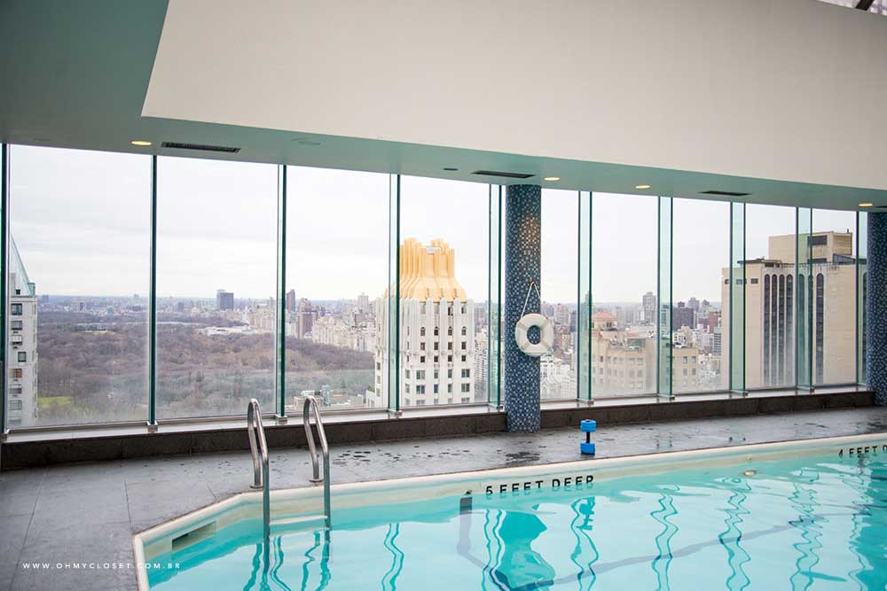 Vista da piscina do hotel Parker New York.