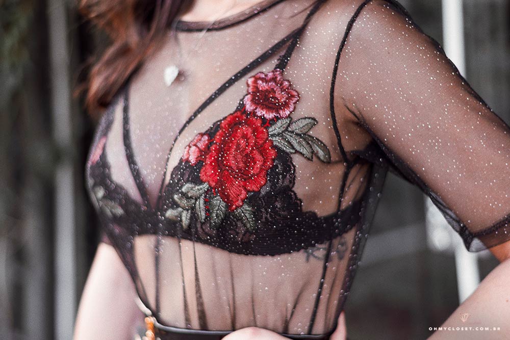 Detalhes da blusa de tule preta com glitter da Ypslon Atacado, por Mônica Araújo.