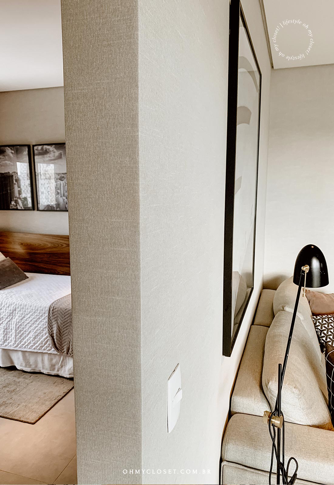 Detalhe quarto de solteiro e sala de TV Airbnb São Paulo.