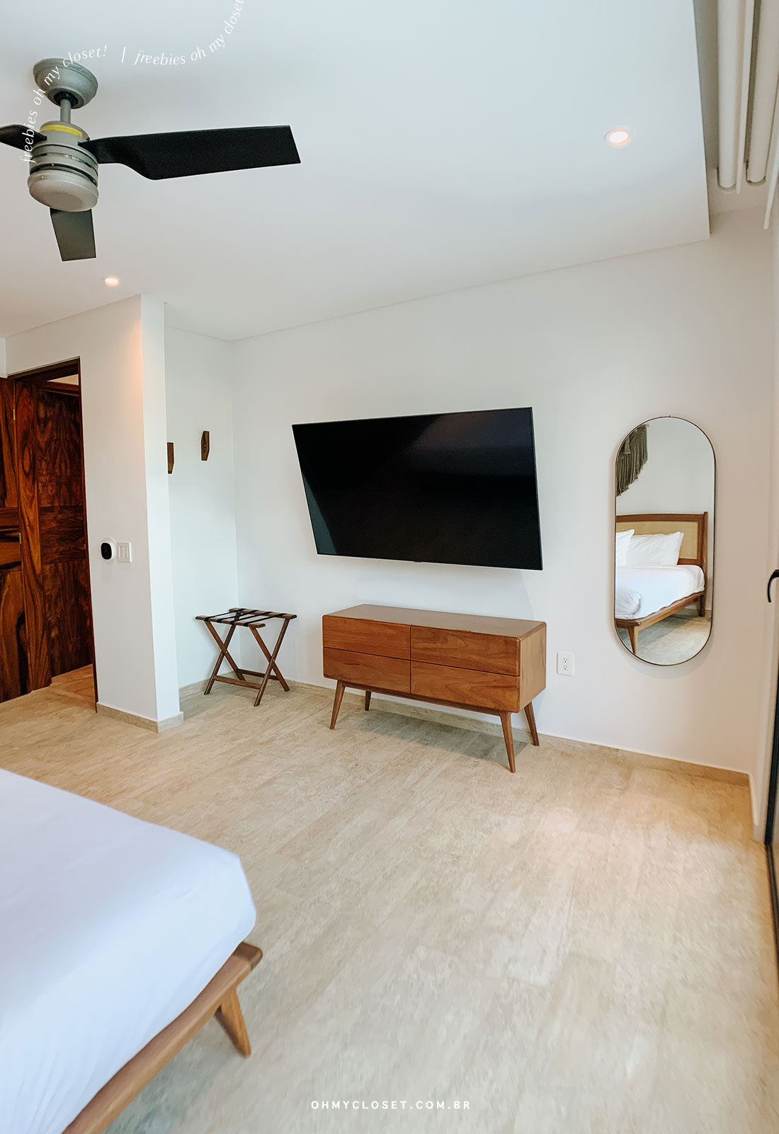 TV e espelho no quarto do Airbnb em Tulum