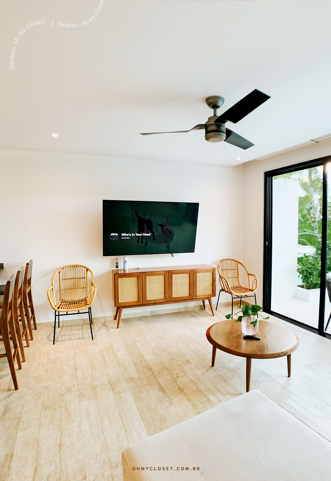 Vista da sala com TV no Airbnb Central Park Lagunas